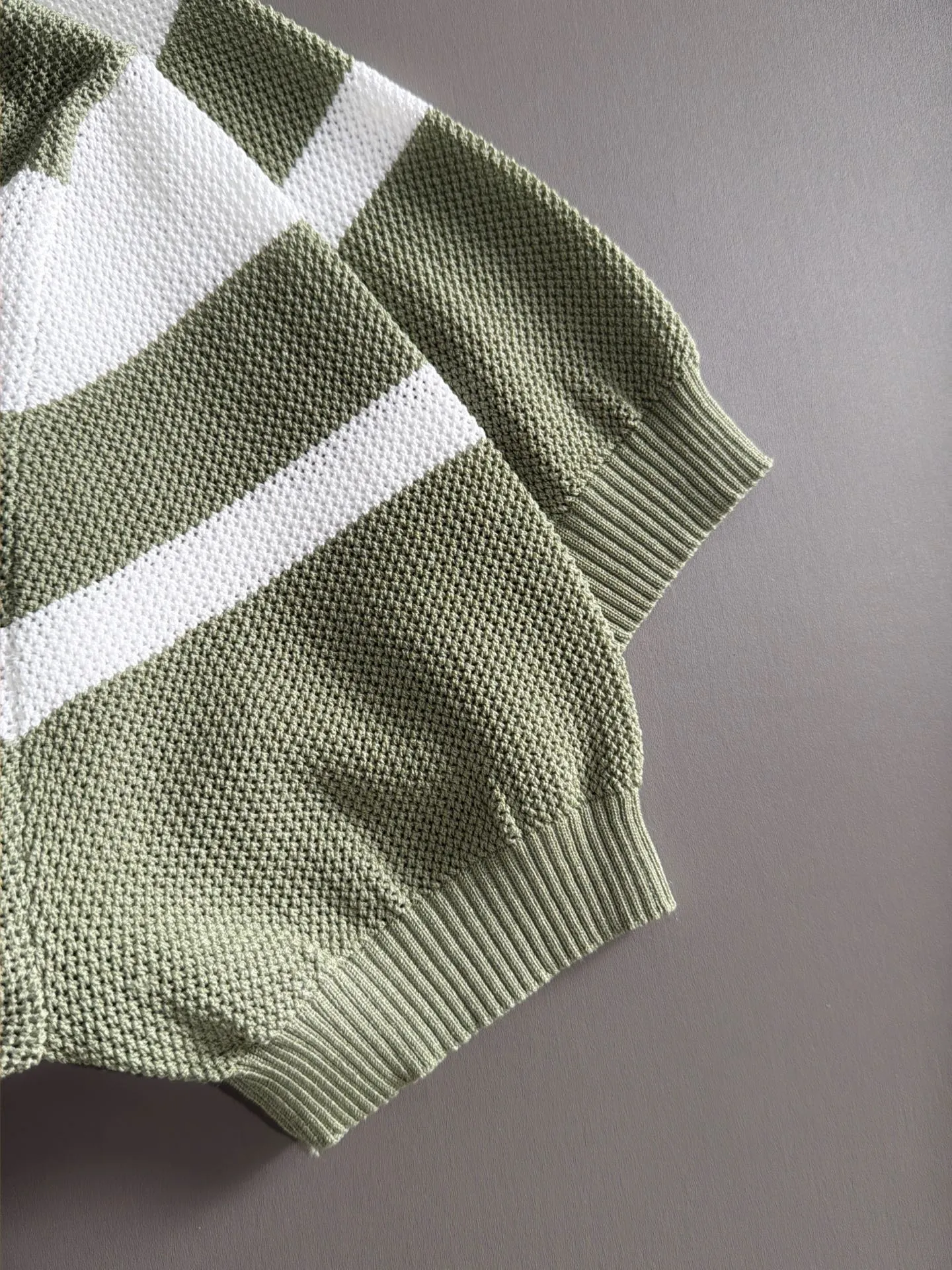 LP high quality Loro Piana 26ss New Arrival men's short-sleeved T-shirt. Made of combed cotton yarn knitted cotton fabric, no pressure when entering and exiting the counter. Exclusive control of raw materials. It feels substantial when weighed, and the upper body is more textured than ordinary T-shirts. This texture can handle the weather easily and is suitable for both hot and cold! Loose fit design, looks noble. The only correct version is available Size: M to 3XL